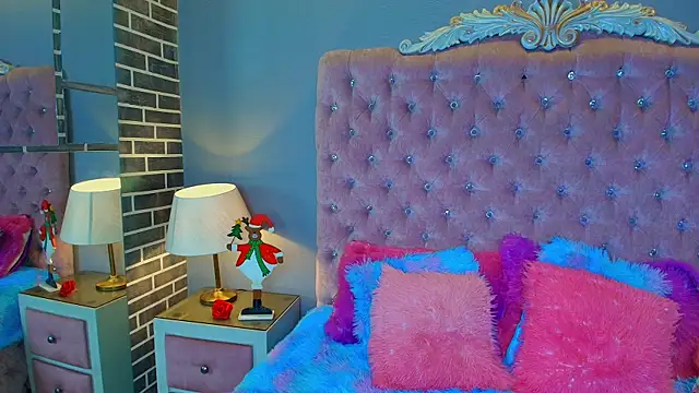 Snapshot of AdelaineBest chatting on December 17, 5:35 am AdelaineBest online show from December 17, 5:35 am