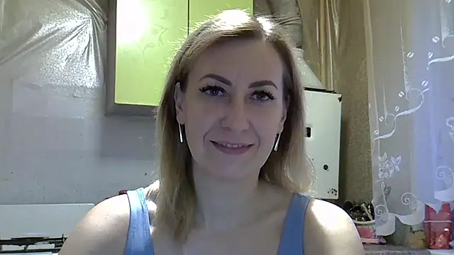 Snapshot of AshleyXHoney chatting on December 2, 5:37 am AshleyXHoney online show from December 2, 5:37 am