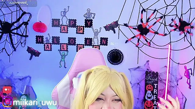 Snapshot of Ahri_Elderwood chatting on October 25, 5:04 am Ahri Elderwood online show from October 25, 5:04 am