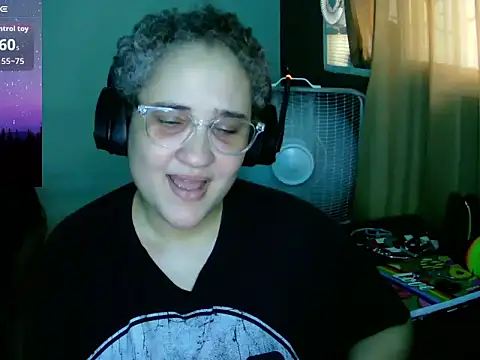 Snapshot of lolalicious_758 chatting on October 6, 6:05 pm lolalicious 758 online show from October 6, 6:05 pm