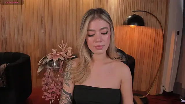 ViolettHansson online show from November 10, 7:02 pm