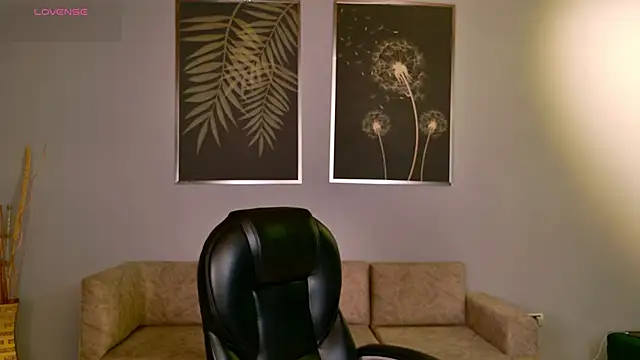 Snapshot of AliceHarper_ chatting on March 11, 9:45 am AliceHarper online show from March 11, 9:45 am