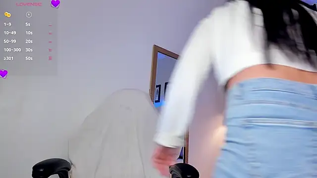 aliscollins  online show from February 19, 2:23 am