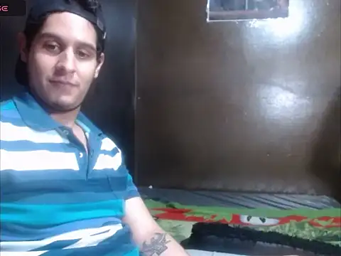 Snapshot of blackwolf_whitebee chatting on October 24, 3:58 am blackwolf whitebee online show from October 24, 3:58 am