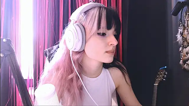 Snapshot of Avi_Nile chatting on October 25, 5:15 am Avi Nile online show from October 25, 5:15 am