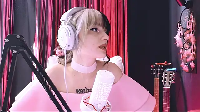 Snapshot of Avi_Nile chatting on November 20, 4:56 am Avi Nile online show from November 20, 4:56 am