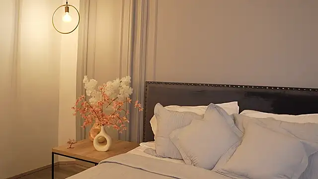 IrisBaker online show from April 10, 10:25 pm