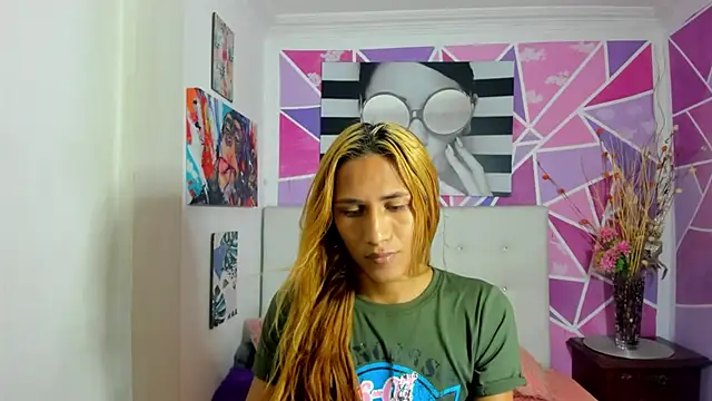 Snapshot of Brisahott chatting on December 3, 1:54 pm Brisahott online show from December 3, 1:54 pm