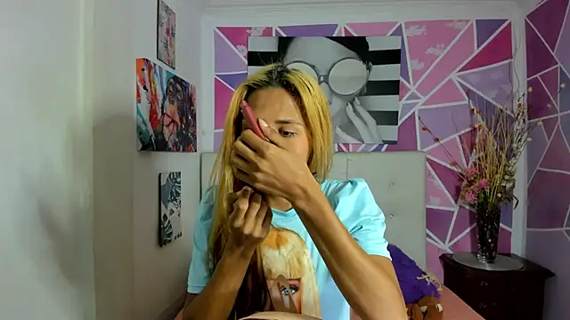 Snapshot of Brisahott chatting on December 11, 2:11 pm Brisahott online show from December 11, 2:11 pm