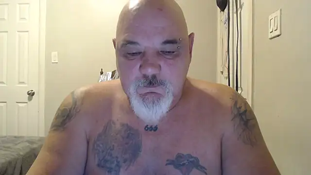 Snapshot of Newfiesausage1972 chatting on February 4, 9:31 pm Newfiesausage1972 online show from February 4, 9:31 pm