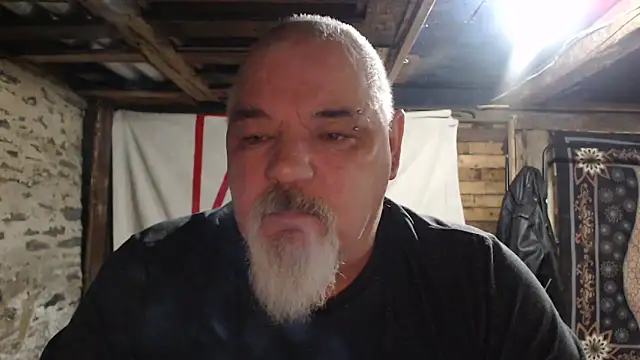 Newfiesausage1972 online show from December 15, 9:13 am