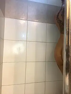 Snapshot of Shuggabutt chatting on December 8, 10:03 pm Shuggabutt online show from December 8, 10:03 pm