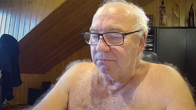 Snapshot of biggandybig chatting on October 16, 6:25 am biggandybig online show from October 16, 6:25 am