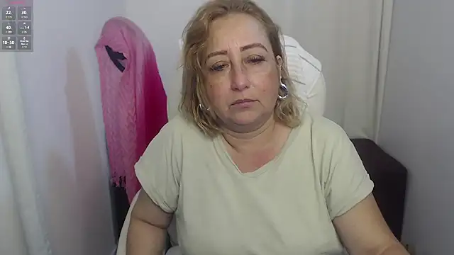 Snapshot of paiper_halliwey chatting on February 15, 1:10 am paiper halliwey online show from February 15, 1:10 am