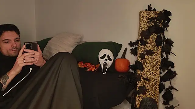 Snapshot of JackDesFeux chatting on October 31, 3:18 am JackDesFeux online show from October 31, 3:18 am