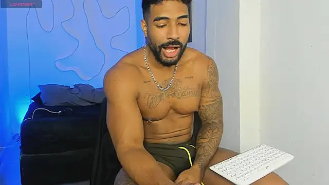 Snapshot of Xander_Str0ng chatting on November 3, 12:28 pm Xander Str0ng online show from November 3, 12:28 pm