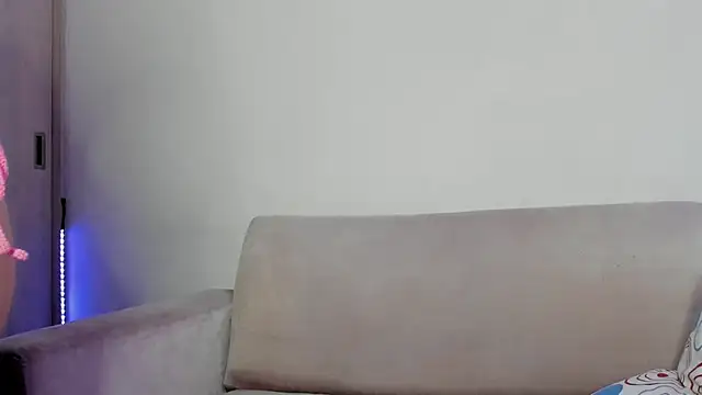 Snapshot of Lilacutte_ chatting on February 4, 8:13 am Lilacutte online show from February 4, 8:13 am