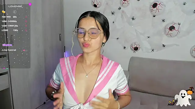 Snapshot of Lilacutte_ chatting on October 31, 2:12 am Lilacutte online show from October 31, 2:12 am