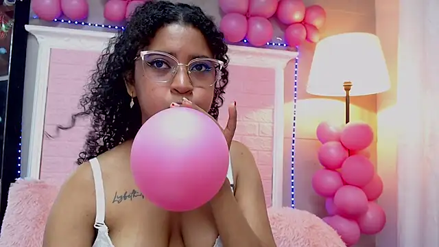Snapshot of JessyZoe chatting on February 3, 10:21 pm JessyZoe online show from February 3, 10:21 pm