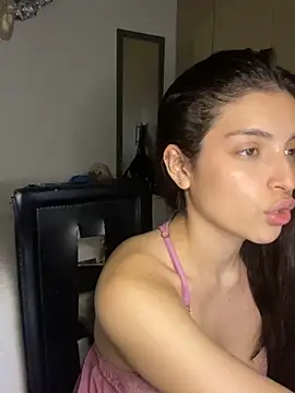 Snapshot of dakota_le chatting on December 13, 11:39 pm dakota le online show from December 13, 11:39 pm