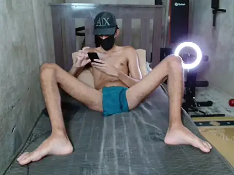 Snapshot of skinnyboy1000 chatting on November 12, 5:02 pm skinnyboy1000 online show from November 12, 5:02 pm