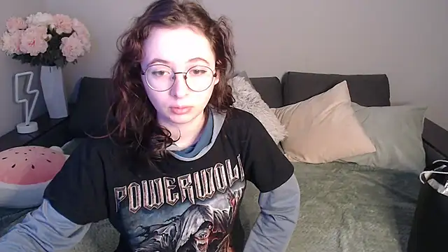 Snapshot of Mini_Diva chatting on February 4, 9:07 am Mini Diva online show from February 4, 9:07 am