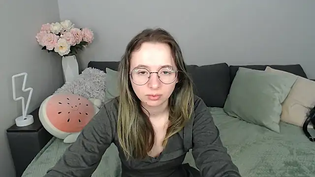 Snapshot of Mini_Diva chatting on September 17, 8:05 am Mini Diva online show from September 17, 8:05 am