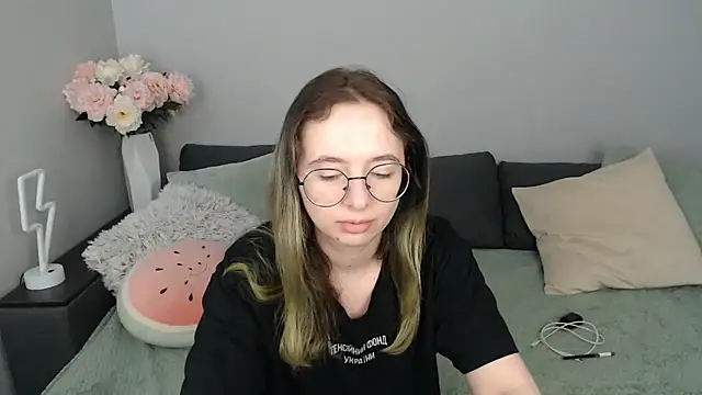 Snapshot of Mini_Diva chatting on September 22, 8:05 am Mini Diva online show from September 22, 8:05 am