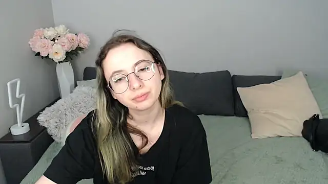 Snapshot of Mini_Diva chatting on September 23, 8:06 am Mini Diva online show from September 23, 8:06 am