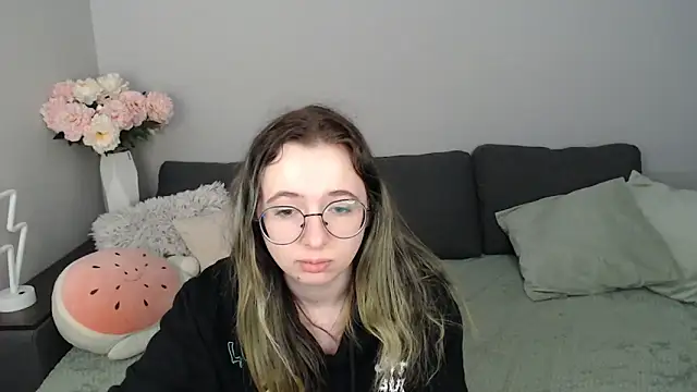 Snapshot of Mini_Diva chatting on October 5, 8:12 am Mini Diva online show from October 5, 8:12 am