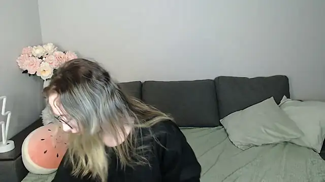 Snapshot of Mini_Diva chatting on October 11, 8:13 am Mini Diva online show from October 11, 8:13 am