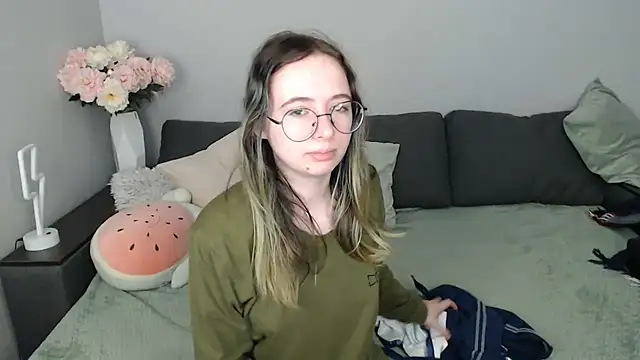 Snapshot of Mini_Diva chatting on October 21, 8:15 am Mini Diva online show from October 21, 8:15 am