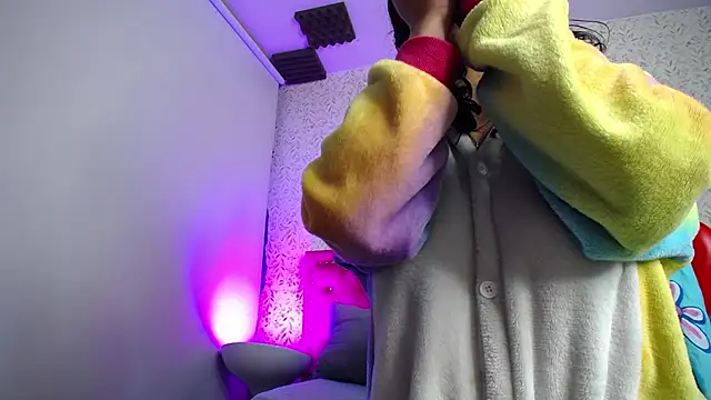 luly pink online show from April 17, 4:04 am