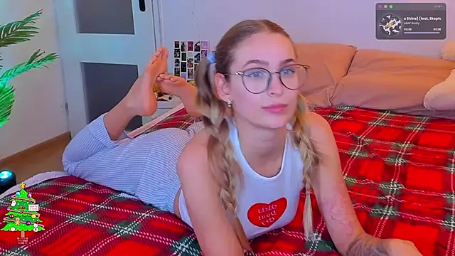 Snapshot of Kamila_icee chatting on December 27, 12:39 am Kamila icee online show from December 27, 12:39 am