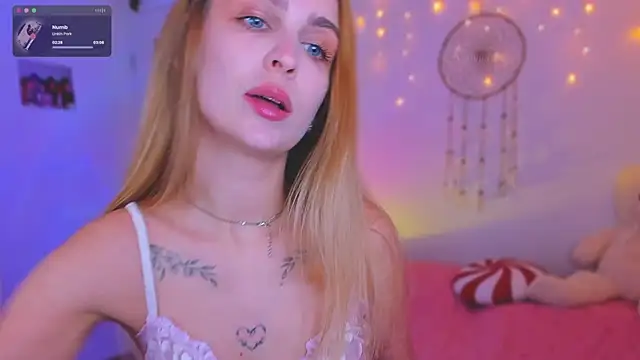 Snapshot of Kamila_icee chatting on February 13, 7:42 pm Kamila icee online show from February 13, 7:42 pm