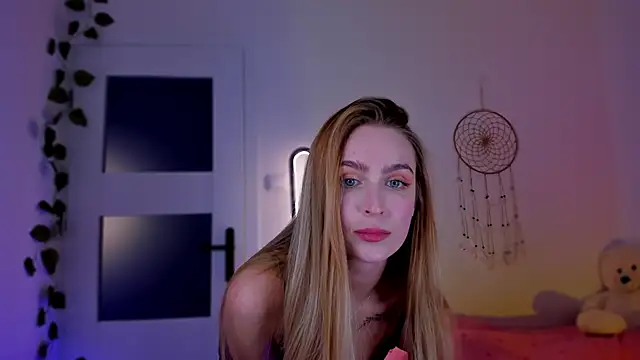 Snapshot of Kamila_icee chatting on March 19, 7:49 pm Kamila icee online show from March 19, 7:49 pm