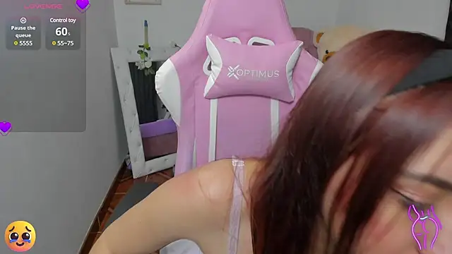 Snapshot of karla_cute01 chatting on February 25, 12:14 am karla cute01 online show from February 25, 12:14 am