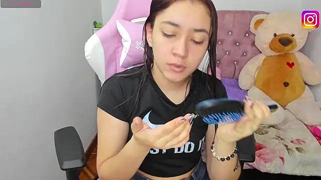 Snapshot of karla_cute01 chatting on March 4, 10:16 pm karla cute01 online show from March 4, 10:16 pm