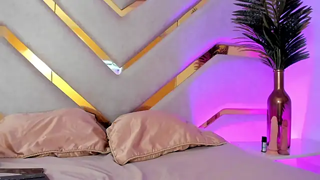 Snapshot of AilynMiller chatting on December 14, 7:03 pm AilynMiller online show from December 14, 7:03 pm