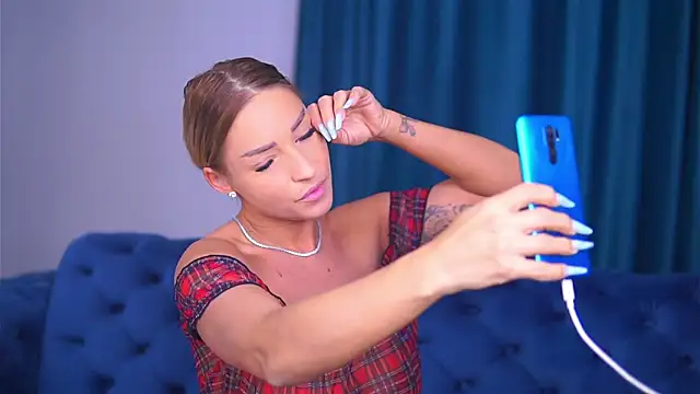 Snapshot of LovingBlondie chatting on February 5, 4:48 am LovingBlondie online show from February 5, 4:48 am