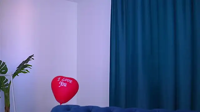 Snapshot of LovingBlondie chatting on February 21, 11:33 am LovingBlondie online show from February 21, 11:33 am