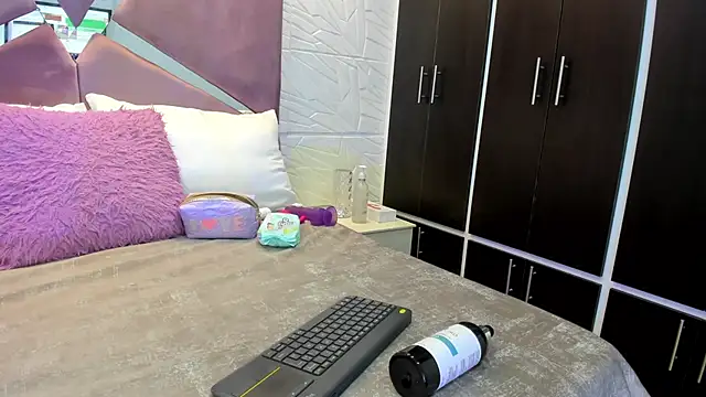 Snapshot of Charlotte_Ice1 chatting on December 9, 6:57 pm Charlotte Ice1 online show from December 9, 6:57 pm
