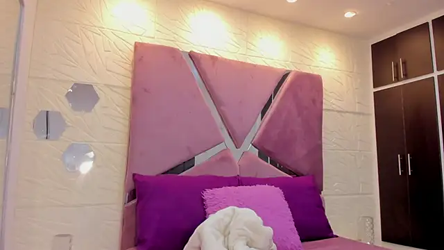 Charlotte Ice1 online show from November 27, 4:42 pm