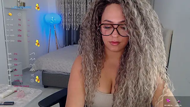 Snapshot of _Just_a_queen_3 chatting on November 1, 11:34 am Just a queen 3 online show from November 1, 11:34 am