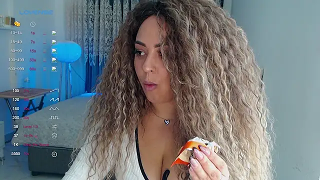 Snapshot of _Just_a_queen_3 chatting on December 2, 4:57 pm Just a queen 3 online show from December 2, 4:57 pm