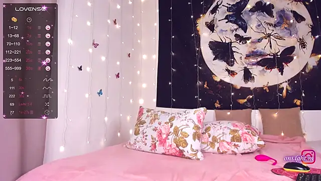 Snapshot of monikamelt chatting on December 1, 4:29 pm monikamelt online show from December 1, 4:29 pm