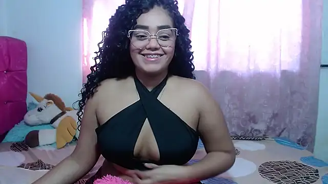 Snapshot of kiara_milf_ chatting on October 14, 8:53 pm kiara milf  online show from October 14, 8:53 pm