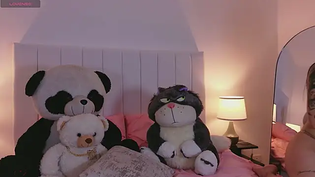 HannaClarrk  online show from April 18, 5:06 pm