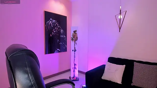 Snapshot of DonnaStonne chatting on February 18, 7:41 pm DonnaStonne online show from February 18, 7:41 pm