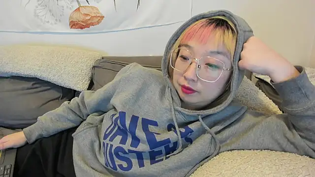 Snapshot of luxgray chatting on December 17, 11:27 pm luxgray online show from December 17, 11:27 pm